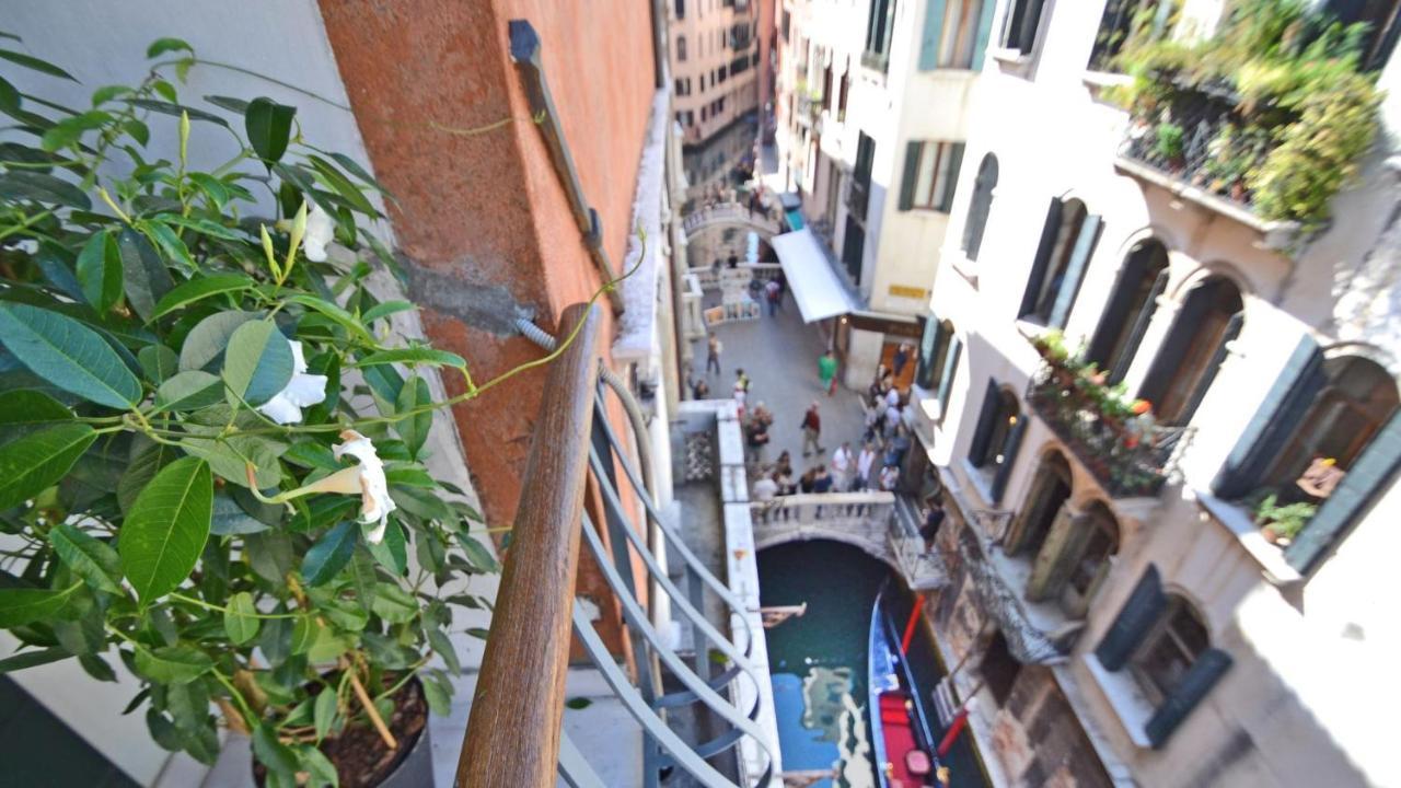 Ai Bareteri Luxury Canal View Venecia Exterior foto